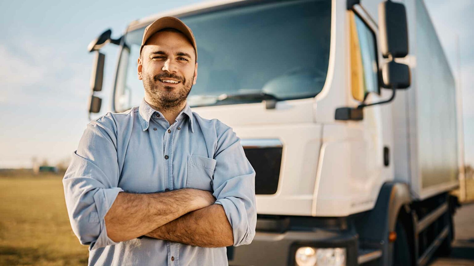 LKW-Fahrer vor LKW