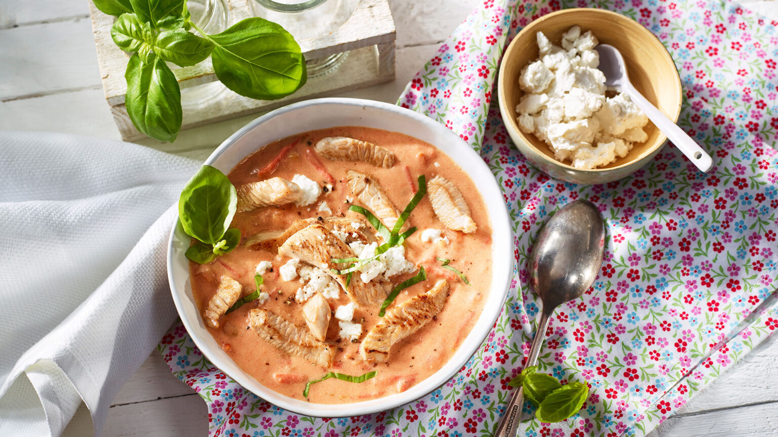 Low Carb Tomaten-Puten-Suppe mit Feta und Basilikum