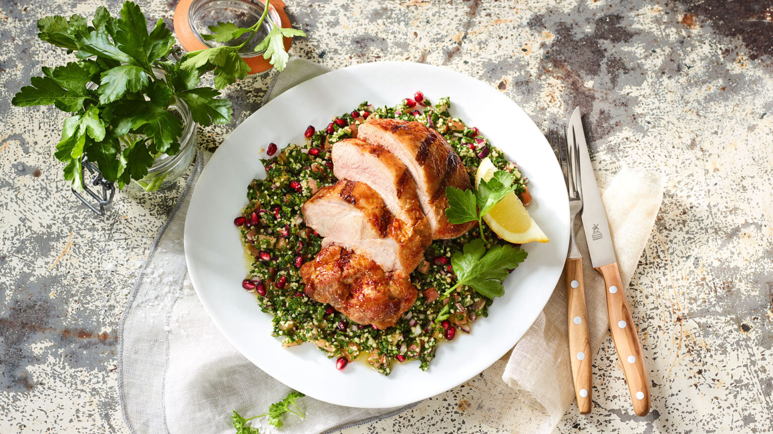 Türkisch gewürztes Putenfleisch mit Petersiliensalat, Zitrone und Granatapfel